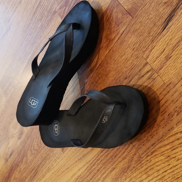 UGG Flip Flop Sandals - Black- size: 7 - Picture 1 of 10